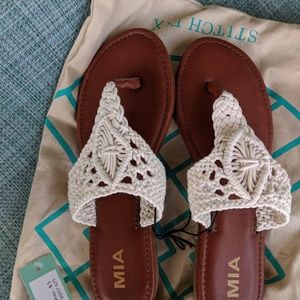 Mia Donna sandals NWT